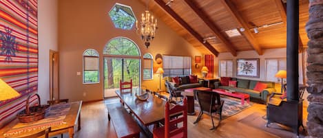 Cabane, 4 chambres, patio, vue montagne | Coin séjour