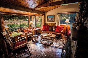 Huisje, 1 slaapkamer, terras, uitzicht op bergen | Woonruimte