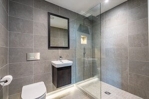 Douche, sèche-cheveux, serviettes fournies