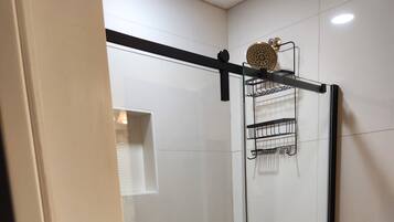 Sèche-cheveux, serviettes fournies, savon, shampoing