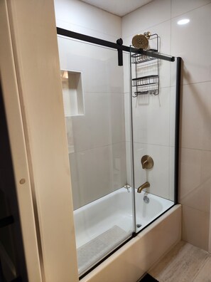 Secador de pelo, toallas, jabón, shampoo