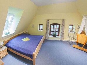 4 chambres, ameublement personnalisé, fer et planche à repasser