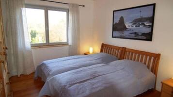 2 kamar tidur dan dilengkapi dengan perabotan berbeda-beda