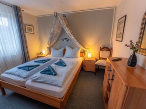 1 Schlafzimmer, individuell eingerichtet, BĂŒgeleisen/BĂŒgelbrett