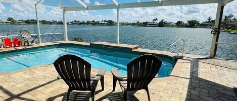 Utomhuspool och uppvärmd pool