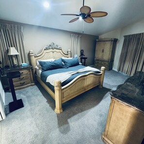 4 dormitorios, escritorio, tabla de planchar con plancha y cuna de viaje