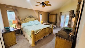 4 habitaciones, escritorio y tabla de planchar con plancha 