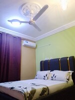 4 habitaciones, tabla de planchar con plancha y ropa de cama 