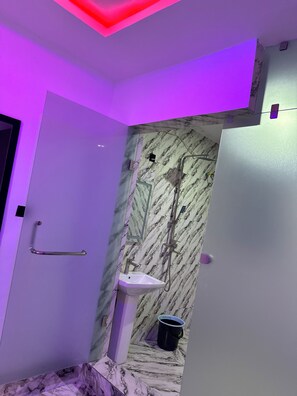 Free toiletries, slippers, towels, soap - WIN4 LEISURE HOME AND APARTMENT LIMITED (Lagos)