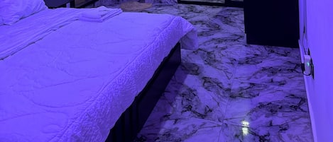 1 bedroom, desk