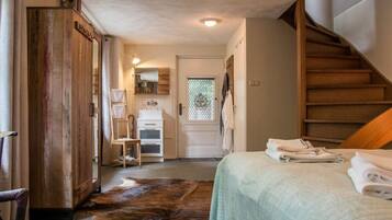 House | 1 bedroom, individually furnished, iron/ironing board