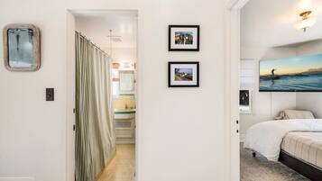 1 bedroom, desk, free WiFi, bed sheets