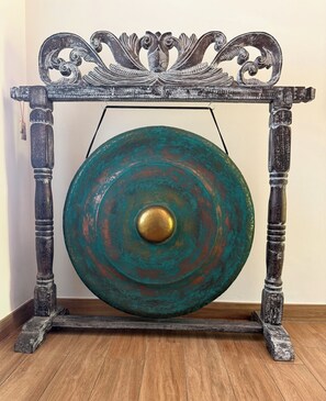 A decorative metal table with a circular object hanging from it. - Villa 10 mn walk from the center, the beaches the TGV station of Saint‑Raphaël (Saint-Raphaël)