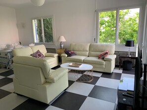 Smart TV, caminetto, tavolo da calcetto, tavolo da ping pong