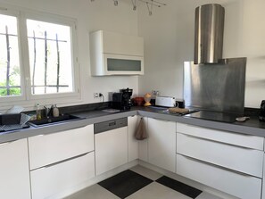 Frigorífico, microondas, horno y placa de cocina