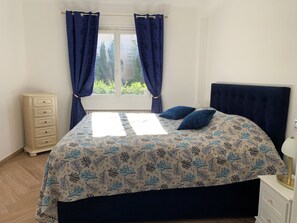 5 Schlafzimmer, Schreibtisch, Bügeleisen/Bügelbrett, kostenloses WLAN