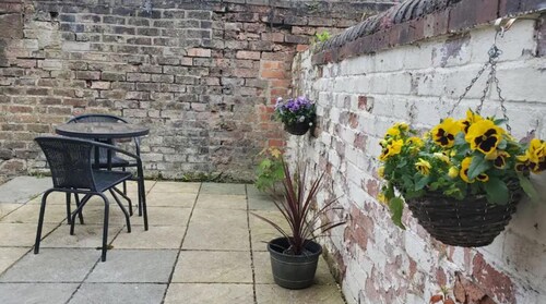 Simons 2 bed home on the outskirts of Liverpool with great links to the City