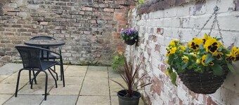 Simons 2 bed home on the outskirts of Liverpool with great links to the City