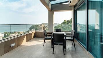 Comfort Penthouse, Sea View | Teres/patio