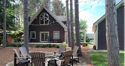 Crystal Mountain ski/golf home on the 10th hole, walk to the ski lifts!
