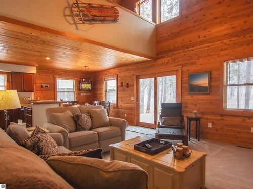 Crystal Mountain ski/golf home on the 10th hole, walk to the ski lifts!