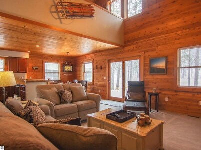 Crystal Mountain ski/golf home on the 10th hole, walk to the ski lifts!