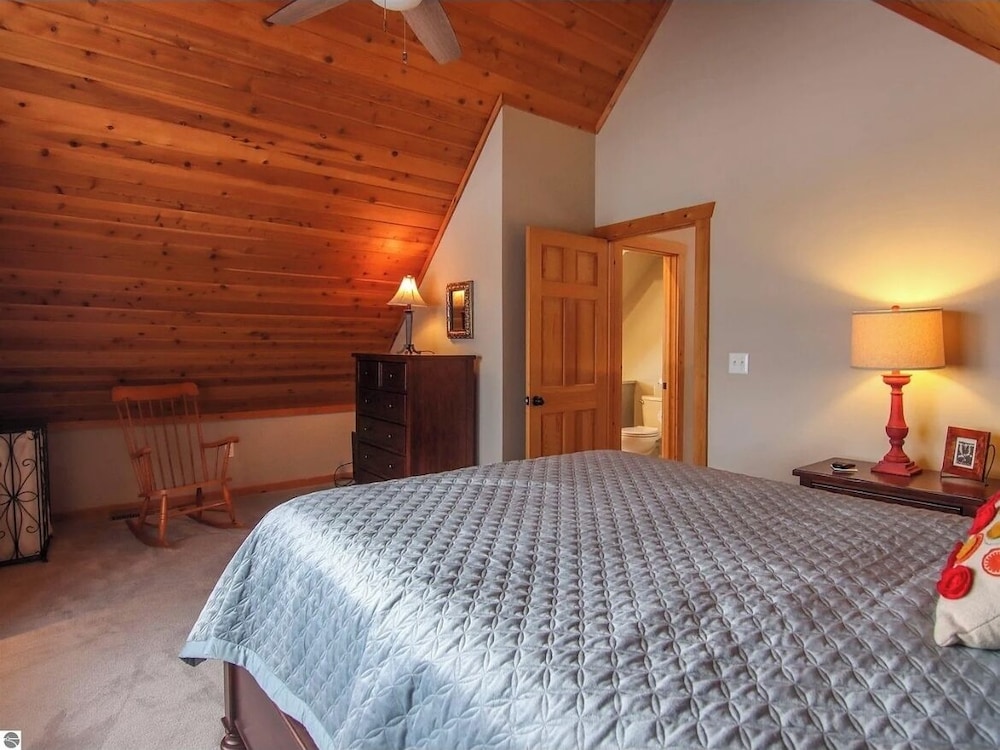 Crystal Mountain ski/golf home on the 10th hole, walk to the ski lifts