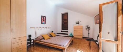 2 chambres, fer et planche à repasser, Wi-Fi gratuit, draps fournis