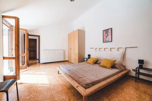 2 habitaciones, tabla de planchar con plancha y wifi gratis 