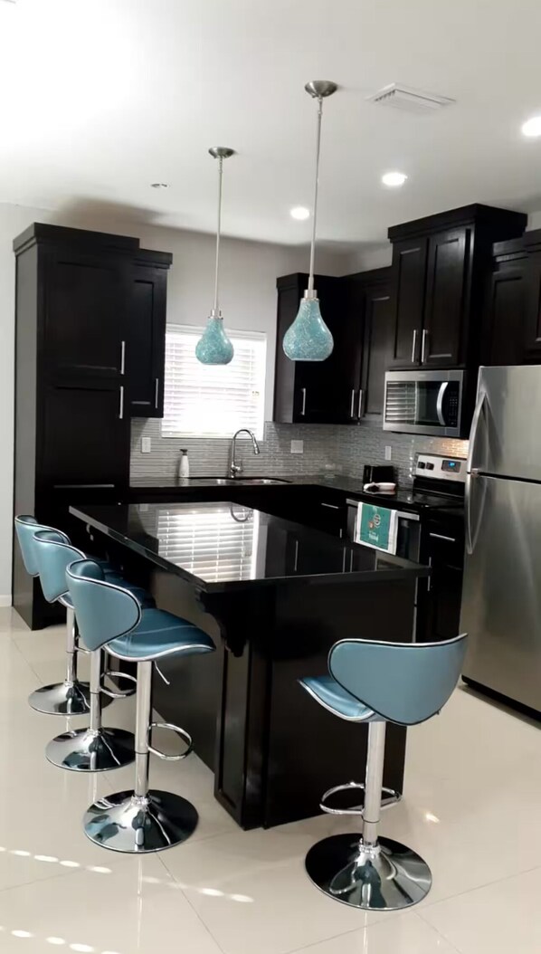 Fridge, microwave, oven, stovetop - McAllen TX Apartment 2BR-2BA Patio, close Airport Shopping, Hospital (McAllen)