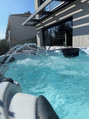 Outdoor spa tub - Contemporary design villa with view of Lake Annecy (Sévrier)