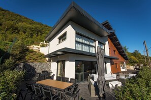 Outdoor dining - Contemporary design villa with view of Lake Annecy (Sévrier)