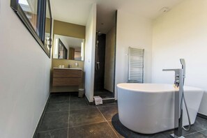 Shower, hair dryer, towels, soap - Contemporary design villa with view of Lake Annecy (Sévrier)