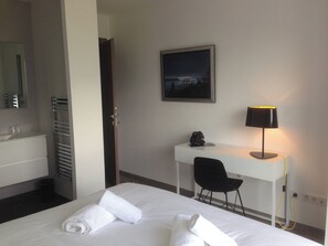 4 chambres, coffres-forts dans les chambres, fer et planche à repasser