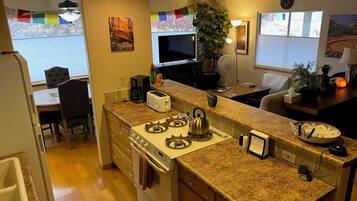 Geladeira, micro-ondas, fogão, cooktop