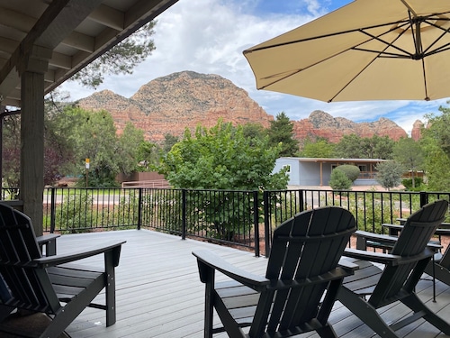 Charming 2-bedroom house with amazing views of Thunder Mountain