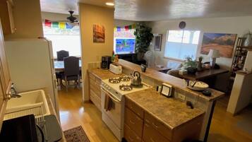 Geladeira, micro-ondas, fogão, cooktop