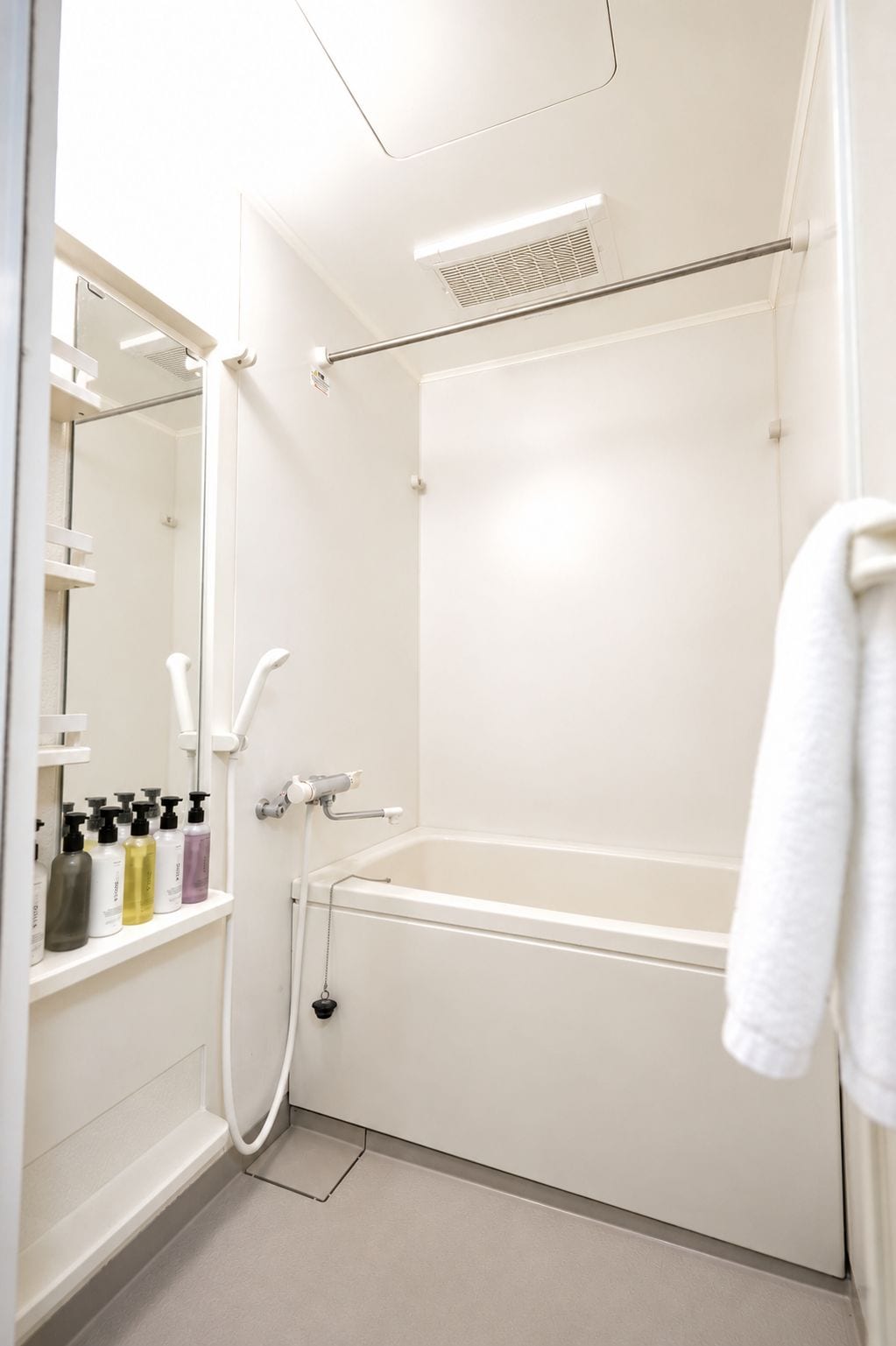 Une salle de bain moderne équipée d’une baignoire, d’une douche, de toilettes et d’un miroir.