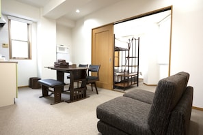 Apartment, Nichtraucher, Balkon | 1 Schlafzimmer, Bügeleisen/Bügelbrett, kostenloses WLAN