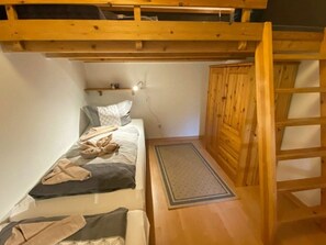 2 Schlafzimmer, individuell eingerichtet