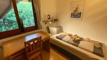 2 kamar tidur dan dilengkapi dengan perabotan berbeda-beda