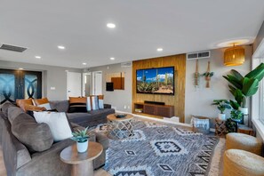 Smart-TV, Kamin, Videospiele, Tischfußball