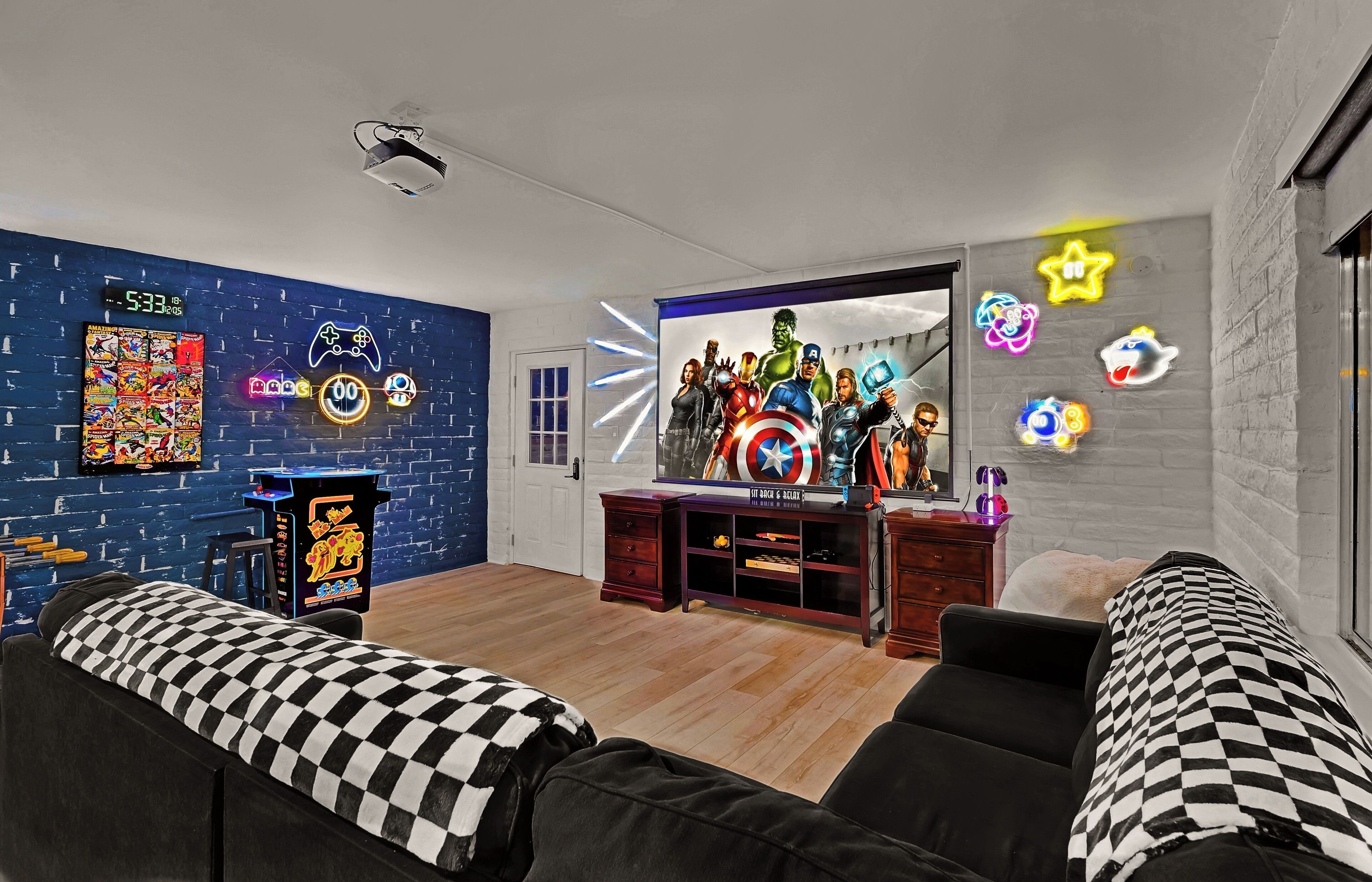 Älytelevisio, takka, videopelejä, pöytäjalkapallopöytä