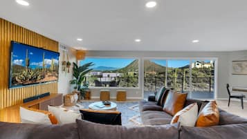 Smart-TV, Kamin, Videospiele, Tischfußball