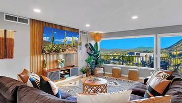 Älytelevisio, takka, videopelejä, pöytäjalkapallopöytä