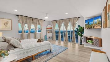 5 makuuhuonetta, työpöytä, silitysrauta/-lauta, vauvan matkasänky