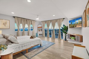 5 soverom, skrivebord, strykejern/-brett og reiseseng for barn