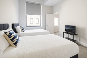 3 Schlafzimmer, Schreibtisch, Bügeleisen/Bügelbrett, Reisekinderbett