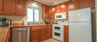 Newly refurnished 3-bedroom townhome with private backyard in Fountain Hills