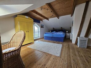 2 habitaciones, tabla de planchar con plancha y muebles diferentes